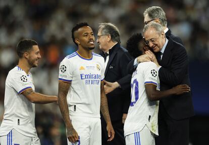 Florentino Pérez, presidente del Real Madrid, abraza al delantero del Real Madrid Vinicius Junior.