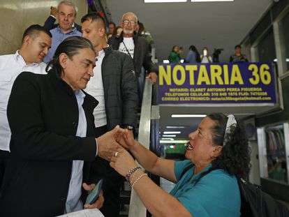 Gustavo Bolívar en la notaría 36 de Bogotá (Colombia), el 23 de octubre.