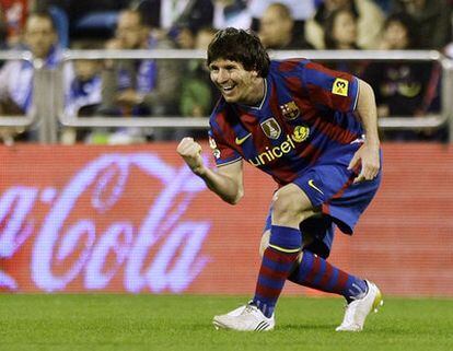 Messi celebra el segundo de los tres goles que metió anoche  al Zaragoza.