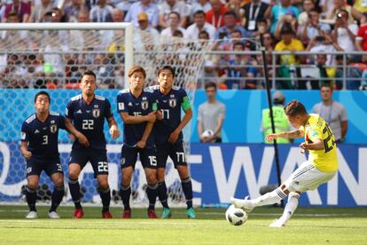 Juan Fernando Quintero anota de tiro libre el gol de Colombia en la derrota 2-1 ante Japón.