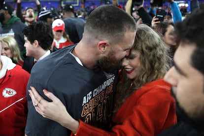 Travis Kelce e Taylor Swift comemoram a vitória do Kansas City Chiefs em Baltimore, Maryland, em 28 de janeiro de 2024.