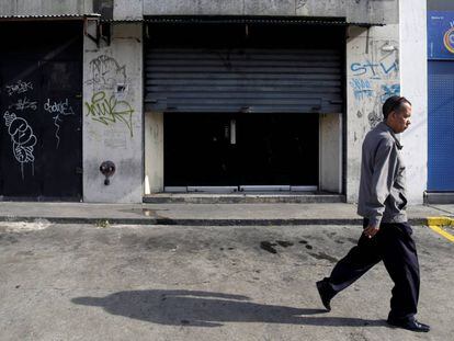 Un hombre camina a lo largo de una calle en Caracas, Venezuela.