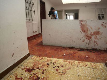 Interior de la vivienda de la calle de Lopán, de Almería, donde se produjo el homicidio. Las paredes y el suelo quedaron manchados con la sangre de la víctima.