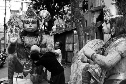 Artesanos preparan una estatua del dios hindú, Lord Hanuman, en Calcuta (India), este miércoles. 