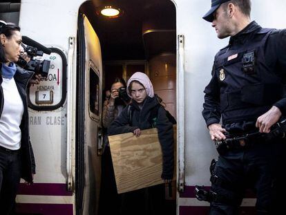 Greta Thunberg, a su llegada a Madrid este viernes, en la estación de Chamartín.