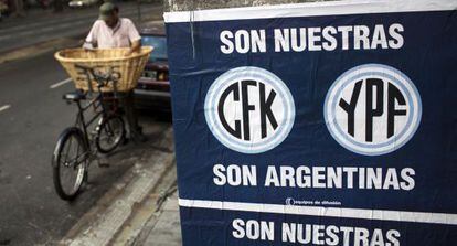 Carteles en Argentina a favor de la nacionalizaci&oacute;n de YPF