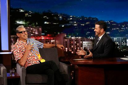 Jeff Goldblum con la camisa viran el show de Jimmy Kimmel.