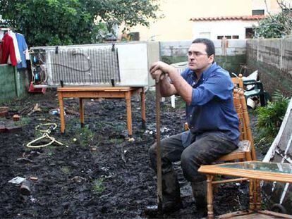 Uno de los vecinos de Sabaris (Baiona, Pontevedra), afectado por las inundaciones.