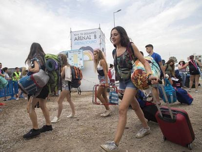 Los asistentes ocupan las zonas de acampada previstar para el Arenal Sound.