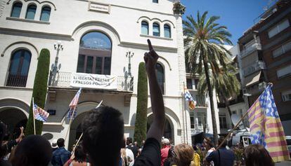 Veïns de Badalona protestant ahir davant l'Ajuntament, durant la moció de censura.
