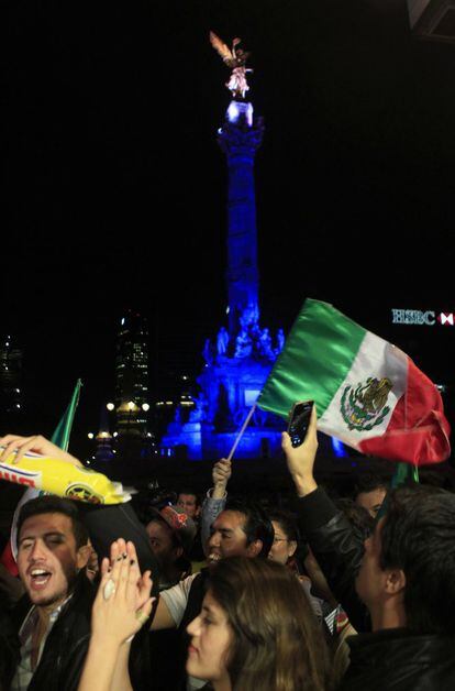 La afición de México salió a las calles de la capital, junto al Monumento a la Independencia, para celebrar el triunfo sobre Nueva Zelanda.