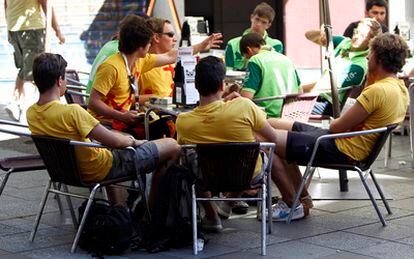 Un grupo de peregrinos de la JMJ ocupa una terraza del centro de Madrid el pasado agosto.