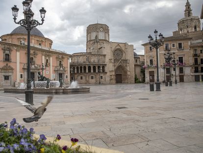 La plaza de la Virgen de Valencia durante el confinamiento de 2020 a causa de la pandemia de coronavirus.