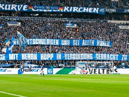 Pancarta contra Hopp en el campo del Schalke.