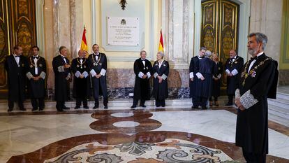 El entonces presidente del Tribunal Supremo, Carlos Lesmes, en primer término, y la Sala de Gobierno del alto tribunal, en el acto de apertura del año judicial, en septiembre.