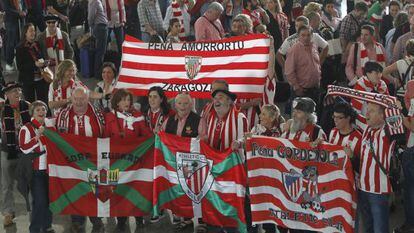 Aficionados del Athletic, en el aeropuerto de Bilbao, poco antes  de partir a Bucarest para asistir a la final.