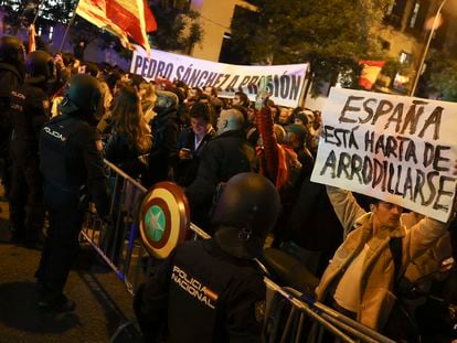 Protesta frente a la sede del PSOE en la calle Ferraz contra la amnistía, este viernes en Madrid.