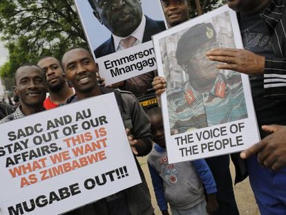 Manifestantes en las calles de Harare piden la salida de Mugabe. 