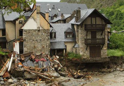 Una casa destrozada por las aguas en el pueblo de Casarilt, en la Vall d&#039;Aran