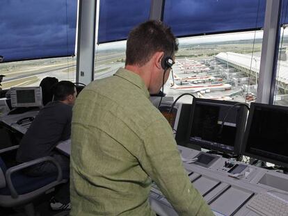 Controladores en la torre de Madrid-Barajas.