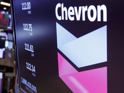 Imagen de archivo del logotipo de la petrolera Chevron en el parqué de la Bolsa de Nueva York.