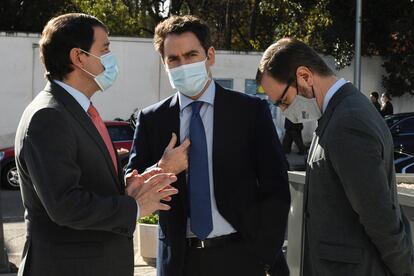 The general secretary of the PP, Teodoro García Egea (in the center), speaks with the spokesman of the Popular Party in the Senate, Javier Maroto (on the right), and with the president of Castilla y León, Alfonso Fernández Mañueco, this Wednesday in Madrid.