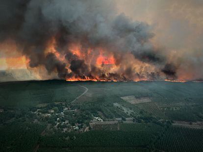 Vista aérea del incendio forestal cerca de Saint-Magne, en el suroeste de Francia, el martes.
