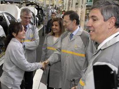 El presidente del Gobierno, Mariano Rajoy (2d), saluda a una empleada junto a la ministra de empleo, Fátima Bañez (c), el presidente de Renault España Jose Vicente de los Mozos (d) y el director de la planta de Jose Antonio López (2i) en su visita a la factoría de Renault de Palencia. EFE/Archivo