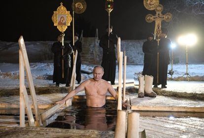 Según las cifras oficiales, junto a Putin anoche tomaron parte en el rito ortodoxo alrededor de 1,8 millones de personas en todos los rincones de Rusia.