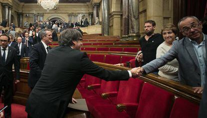 Puigdemont saluda Joan Coscubiela (Catalunya s&iacute; que es Pot) en el Parlament.
