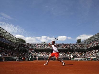 Wawrinka pelotea en la pista Simonne Mathieu de Roland Garros.