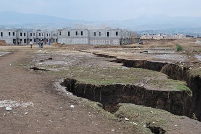 Una grieta aparecida en 2009 en la colonia San Martín Cuautlalpan, Chalco, cerca de una unidad habitacional de interés social en construcción.