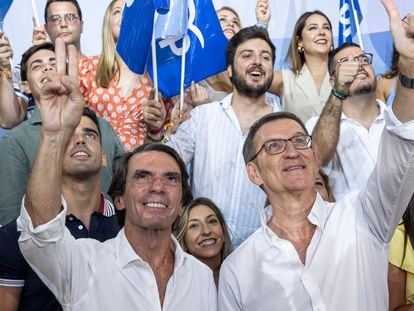 El líder del PP, Alberto Núñez Feijóo, durante un acto de campaña electoral del PP en Murcia junto al expresidente del Gobierno José María Aznar, el pasado día 17 de julio.