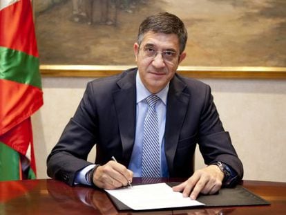 El Gobierno difundi&oacute; en la tarde de ayer la imagen del &#039;lehendakari&#039;, Patxi L&oacute;pez, firmando el decreto de convocatoria de elecciones.