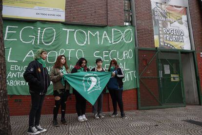 Estudiantes argentinos se manifiestan a favor del proyecto de despenalización del aborto.