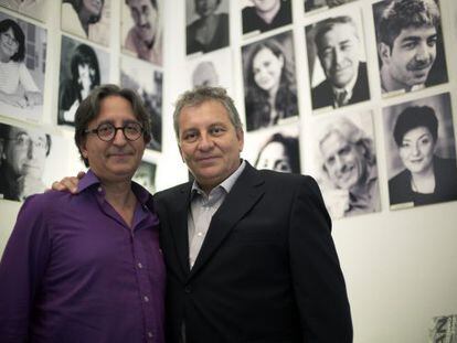 Jos&eacute; Carlos Somoza, por partida doble: en la pared de autores de la agencia Carmen Balcells y junto al hijo de &eacute;sta, hace unas semanas.