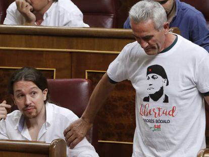 Pablo Iglesias observa cómo Diego Cañamero acude a votar.