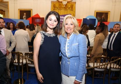 Selena Gomez y la primera dama de EE UU Jill Biden durante un foro sobre la salud mental de los jóvenes celebrado en la Casa Blanca en mayo de 2022.