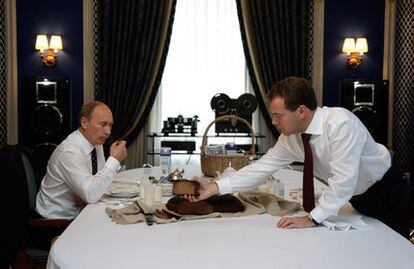 El presidente ruso, Dmitri Medvédev (dcha.), y el primer ministro, Vladímir Putin, comparten almuerzo el pasado 1 de octubre.
