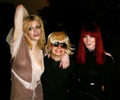 Courtney Love, Savannah Knoop (simulando ser JT LeRoy) y Speedie (la autora Laura Albert) en una fiesta durante la 'fashion week' de New York, en septiembre de 2003.