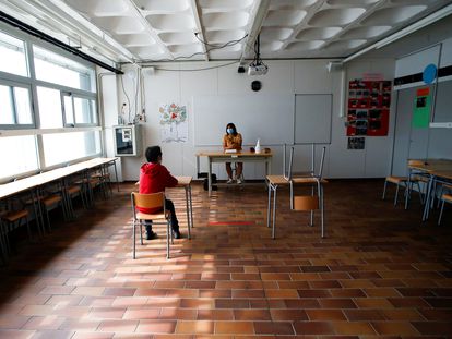 Un alumno y su profesora, en una escuela de Sitges.