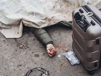 Una de las víctimas del bombardeo de Irpin, abatida cuando trataba de huir junto a su familia con su maleta.