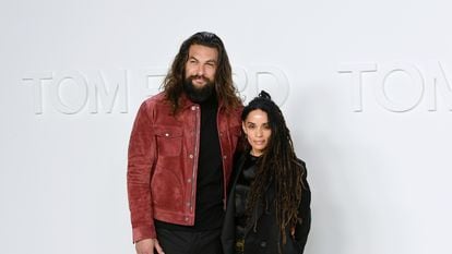 Los actores Jason Momoa y Lisa Bonet en el espectáculo Tom Ford AW20 en Milk Studios, el 7 de febrero de 2020 en Hollywood, California.