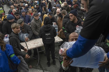 Jersón, capital de la provincia del mismo nombre, liberada la semana pasada de la ocupación rusa, vuelve poco a poco a la normalidad. En la imagen, residentes de la ciudad esperan a recibir ayuda, este sábado.