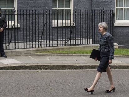 La primera ministra británica, Theresa May, a su llegada ayer a una rueda de prensa delante del número 10 de Downing Street en Londres.