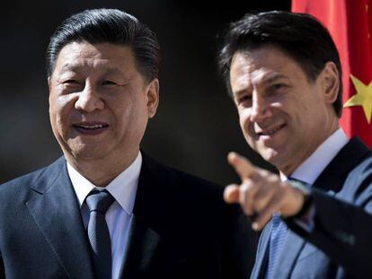 Xi Jinping  y Giuseppe Conte antes de firmar el acuerdo este sábado. 
