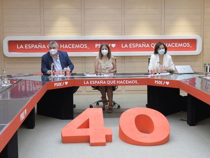 Santos Cerdán, Adriana Lastra y Eva Granados en la reunión del comité organizador del 40º Congreso del PSOE.