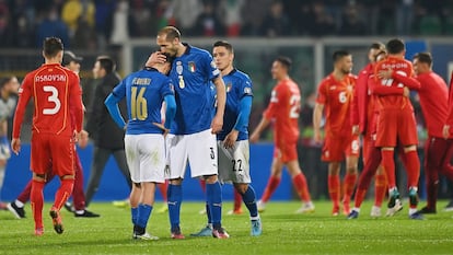 Florenzi es consolado por Chiellini tras caer contra Macedonia del Norte.