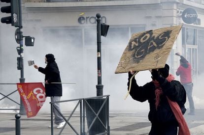 Un manifestante sostiene un cartel que dice "No Gas" en Rennes, Francia. La policía antidisturbios intenta disolver la manifestación con gases lacrimógenos. mientras los manifestantes chocan con la policía antidisturbios con gases lacrimógenos.