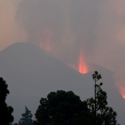 TACANDE (LA PALMA), 07/10/2021.- Imagen de la erupción de Cumbre Vieja, en La Palma, tomada desde el barrio de Tacande, en el municipio de El Paso, en el amanecer de su décimo noveno día de actividad. EFE/Carlos de Saá